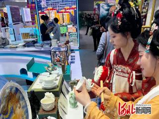千年邢白瓷亮相2025中国国际旅游交易会