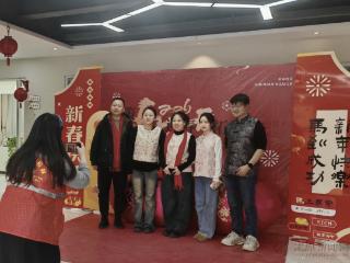 装扮背景墙 社区给居民拍新年照