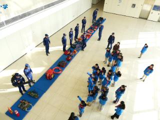 沉浸式安全课堂 小学生走进应急救援中心实操演练