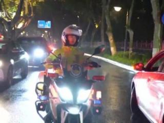 被质疑、被吐口水，“兔子警官”笑着回应