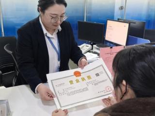 济宁太白湖新区行政审批服务局：审批流程做“减法” 个体经济添“活力”