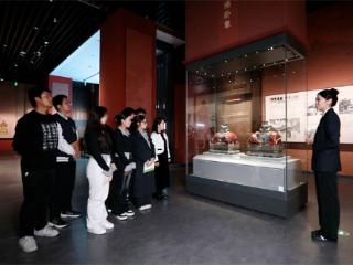 行走的思政课：让育人课堂扎根时代沃土