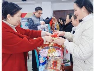 泰康人寿贵州分公司再次向“爱心妈妈”志愿者捐赠团体意外险，累计保额达8528万元