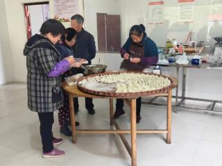 弋阳县叠山镇青年人才党支部联合双港居委会开展党员共建活动