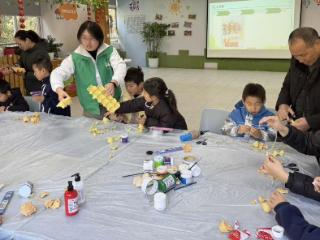 锦塘社区开展“鸡蛋托的奇妙变身”活动