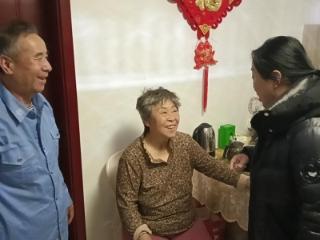 济宁市任城区阜桥街道小闸口社区开展“走访慰问送关怀 点滴真情暖民心”活动