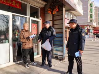 筑牢冬日安全防线·北京通州区潞邑街道综合行政执法队开展扫雪铲冰宣传活动