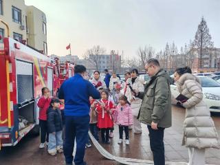 益路平安·守护万家——青岛市崂山区金家岭街道举办全维安全公益大集，服务直抵居民心坎