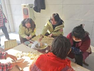 【暮年无忧益相守】济南市莱芜区雪野街道社工站开展“巧手粘年画 元旦同欢庆”社区活动