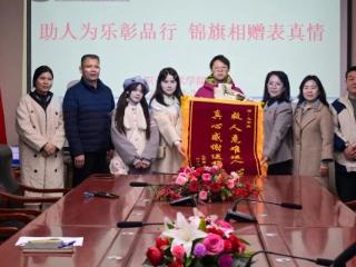 黄河科技学院：单膝跪地勇救脑梗登山客王明熙，好样的！