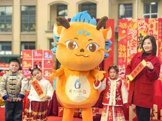 当元旦游园遇见“龙马精神” 萌娃与家长共享自然童趣