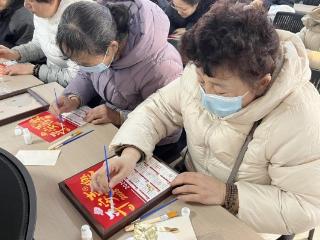 济宁市任城区阜桥街道枣店阁社区开展“邻里共制新年历，同心欢喜迎元旦”新年日历DIY主题活动