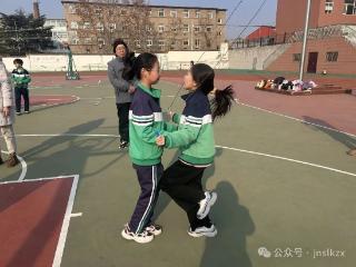 “最美主场”迎新年 三校联谊“绳”采飞扬——济南市莱芜第一中学初中部（鲁矿中学）：校际联动展活力 绳舞飞扬贺新岁