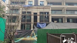 成都一高档小区被曝违建成风,多数豪宅往下挖“深洞”