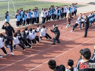 石家庄市正定县第八中学举办迎新年拔河比赛
