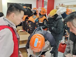 暖新驿站温情浓 爱心慰问新业态