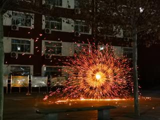 “打铁花”迎新年 化学课搬到操场上