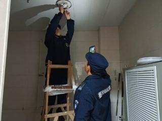 暖心守护！幼儿园保安老师化身“维修达人”，筑牢安全防线