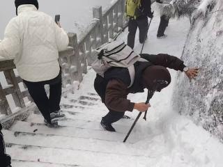 邂逅最美新年！安庆群山换“银装”，游客登高赏雪景