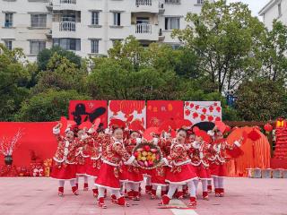 萌娃动手体验非遗 薛峰幼儿园元旦游园年味浓