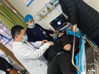 货车司机驾车时发病 阜阳高速交警及时送医