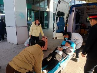 旅客突发疾病 列车临时变更停靠站台助力救治