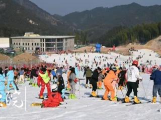 元旦体验冰雪乐趣 安庆两大滑雪场人气爆棚