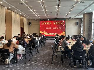 碎瓷化艺，框藏万象：在考古博物馆，拼贴一份青花新年礼