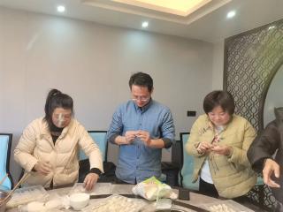 邮政集团广丰公司工会开展庆元旦包饺子活动