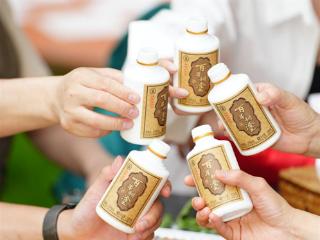 低度酒新浪潮品质突破，百年糊涂经典小百年33度以工艺赋能“顺口又够味”