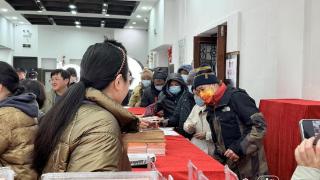 马年生肖邮票今早开卖，有人两天前就赶来排队