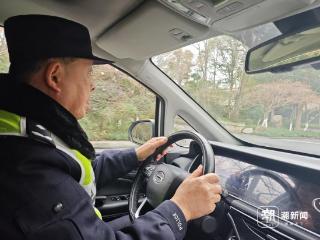 一年找回50多件失物，守护灵隐的白衬衫“捡包哥”要退休了