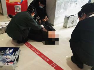 客户突发不适倒地 北京银行石家庄新华路支行员工12分钟高效救助显担当