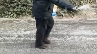 正能量|一下雪就给坡道撒融雪剂 西安这位公交司机坚持了好多年