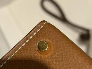 杭州一女子花8.5万买爱马仕新包，回家发现五金件磨损，交涉两月无结果