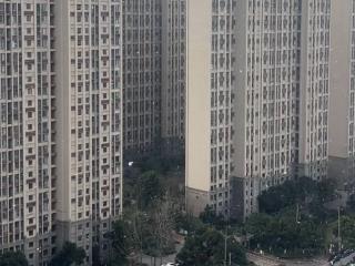 合肥太阳高照下飘起雪花