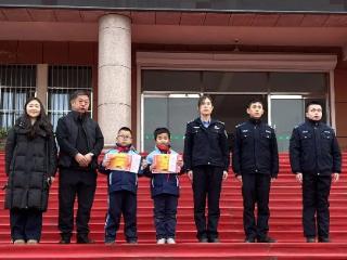点名表扬！聊城两名小学生捡到手机交到社区警务室