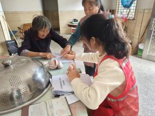 玉山县四股桥乡民政服务站开展高龄老人冬季入户探访活动