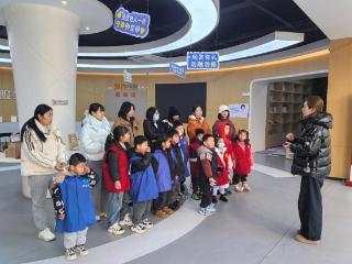 滨江苑社区：小小清洁魔法师，楼道焕新迎新年