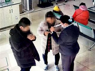 农行德州禹城市支行员工暖心相助 盲人夫妻“听”见服务温度