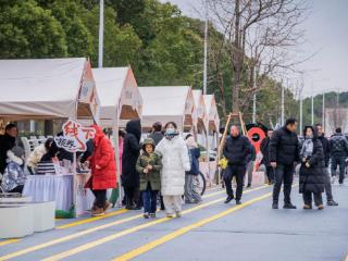 非遗手作、特色美食、创意打卡点……“中意枫市集”热闹出圈