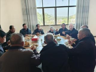 “敬老宴”里暖意浓