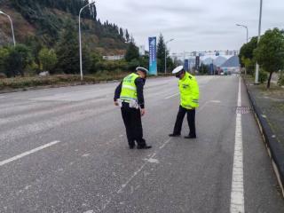 普定公安：“打卡”易凝冻路段，守护群众出行安全