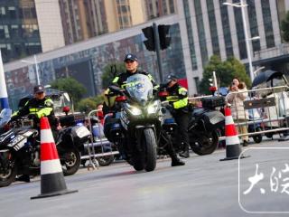 合肥开展警务开放活动： 飞身钻火圈，“汪汪队”又猛又飒