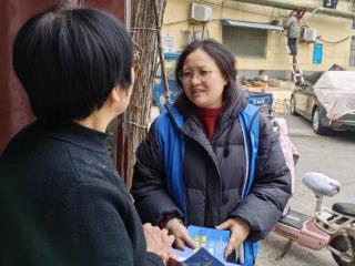 济宁市任城区阜桥街道枣店阁社区开展“入户宣讲筑防线 反诈护航守民心”宣传活动