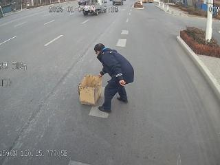 路遇木箱挡道 城阳巴士驾驶员徒手清障保畅通