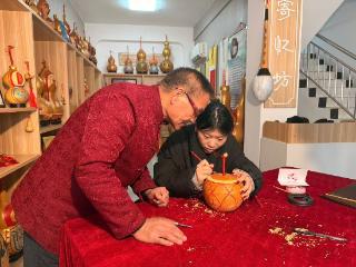 清真寺社区开展“非遗在社区”葫芦雕刻体验活动