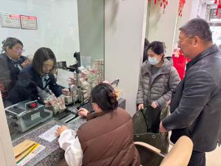 党建引领暖民心 精准护航高龄补贴——烟台农商银行莱山区黄海路支行党支部高效完成千万补贴发放工作