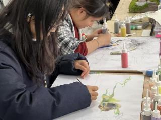 用废旧材料“讲故事” 杭州一群大学生让民间传说“跃然纸上”