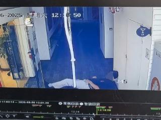 七旬老人看家装时撞透明玻璃门致重伤 家属4个月花费70万，赔偿协商陷僵局